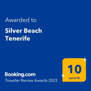 un panneau jaune avec le texte attribué à un terrier de plage argentée dans l'établissement Silver Beach Tenerife, à Los Cristianos