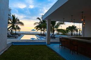 uma vista para a praia a partir de um resort com um bar em Kavalá em San Blas