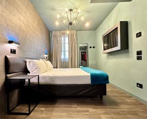 - une chambre avec un grand lit et un lustre dans l'établissement Globus Urban Hotel, à Florence