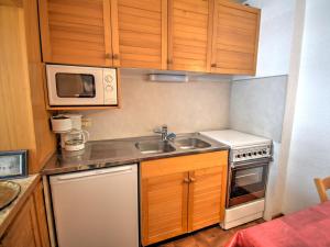 una piccola cucina con lavandino e forno a microonde di Studio Morzine, 1 pièce, 4 personnes - FR-1-524-84 a Morzine