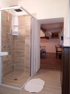 y baño con ducha y puerta de cristal. en B&B Il Pittore, en Borgo San Lorenzo