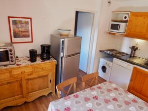 Nhà bếp/bếp nhỏ tại Appartement Valfréjus, 2 pièces, 8 personnes - FR-1-468-8