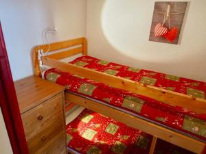 Uma ou mais camas em beliche em um quarto em Appartement Valfréjus, 1 pièce, 4 personnes - FR-1-468-83