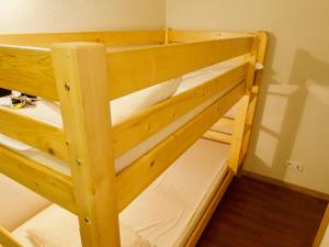 ein Paar Etagenbetten in einem Zimmer in der Unterkunft Appartement Valfréjus, 2 pièces, 6 personnes - FR-1-468-26 in Valfréjus