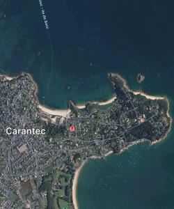 eine Karte einer Insel im Wasser in der Unterkunft Appartement vue sur mer, 100 m de la plage in Carantec