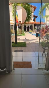 Habitación con ventana y vistas a la piscina. en Pousada Villa Encantada LGBTQIAPlus en Salvador