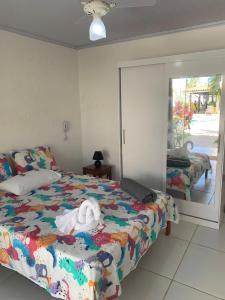1 dormitorio con 1 cama y puerta corredera de cristal en Pousada Villa Encantada LGBTQIAPlus en Salvador