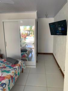 薩爾瓦多的住宿－Pousada Villa Encantada LGBTQIAPlus，一间卧室配有一张床,并在一间客房内配有电视。