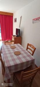 TV a/nebo společenská místnost v ubytování STUDIO CHAMROUSSE 1700 pour 4 personnes - Au calme - Avec WIFI