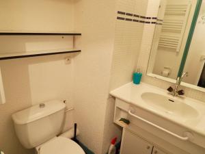 ein kleines Bad mit WC und Waschbecken in der Unterkunft Studio Valfréjus, 1 pièce, 4 personnes - FR-1-468-95 in Valfréjus