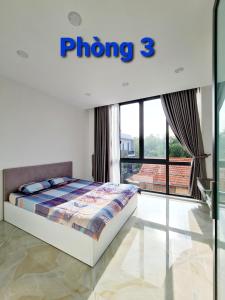 Hàm Tân的住宿－Sunrise House，一间卧室设有一张床和一个大窗户