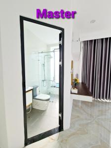 Hàm Tân的住宿－Sunrise House，浴室设有镜子、盥洗盆和卫生间