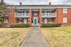 una casa de ladrillo rojo con puerta azul en Lexington Vacation Rental 1 Mi to UK! en Lexington