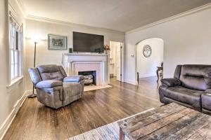 uma sala de estar com duas cadeiras e uma lareira em Lexington Vacation Rental 1 Mi to UK! em Lexington