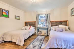 En eller flere senge i et værelse på Lexington Vacation Rental 1 Mi to UK!