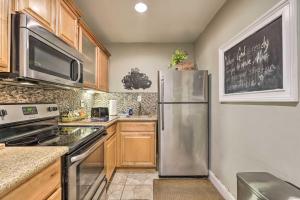 Una cocina con refrigerador de acero inoxidable y microondas. en Fayetteville Apartment about 14 Mi to Atlanta Airport!, en Fayetteville