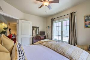 Un dormitorio con una cama y un ventilador de techo. en Fayetteville Apartment about 14 Mi to Atlanta Airport!, en Fayetteville