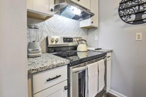 Küche/Küchenzeile in der Unterkunft Renovated Raleigh Home half Mi to Downtown!