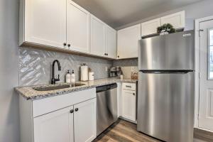 Küche/Küchenzeile in der Unterkunft Renovated Raleigh Home half Mi to Downtown!