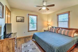 1 dormitorio con 1 cama y TV de pantalla plana en Home with Hot Tub Near Shenandoah Natl Park! en Front Royal