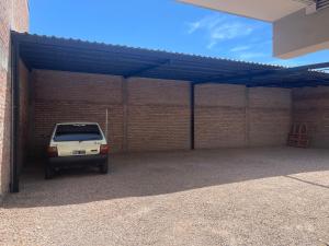 samochód jest zaparkowany w garażu w obiekcie Departamentos Alberdi 1 w mieście San Rafael