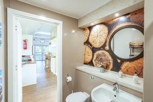 Bilik mandi di Squirrel Lodge 41 with Hot Tub +15 gambar