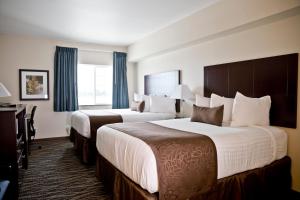 Habitación de hotel con 2 camas y ventana en Cobblestone Inn & Suites -Clarinda, en Clarinda