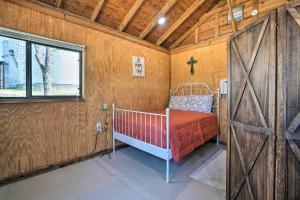 um quarto com um berço num quarto com paredes de madeira em Waterfront Studio with Fire Pit on Lake Dunlap! em New Braunfels