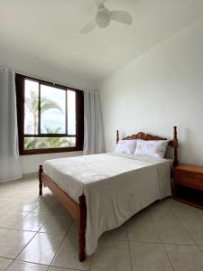 1 dormitorio con 1 cama grande y ventana en Hostel Villa Virtudes, en Serra