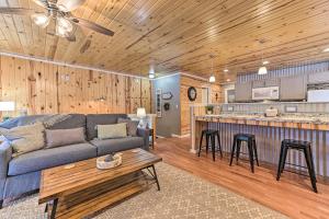 Χώρος καθιστικού στο Lovely Elmira Cabin with Deck, 18 Mi to Gaylord