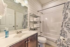 Ένα μπάνιο στο Lovely Elmira Cabin with Deck, 18 Mi to Gaylord +19 φωτογραφίες