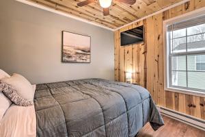 - une chambre avec un lit et une fenêtre dans l'établissement Cozy Elmira Cabin with Deck, 23 Mi to Slopes!, 