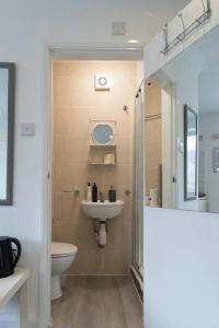 ein Bad mit einem WC und einem Waschbecken in der Unterkunft (S3) Studio In South Harrow! in Harrow on the Hill