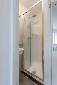 ein Bad mit einer Dusche und einem Waschbecken in der Unterkunft (S3) Studio In South Harrow! in Harrow on the Hill