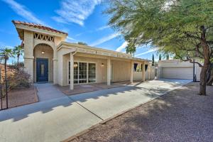 una casa con un garaje delante en Scottsdale Home with Private Heated Pool, en Phoenix