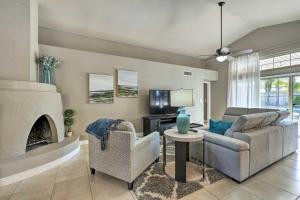 Scottsdale Home with Private Heated Pool في فينكس: غرفة معيشة مع كرسيين ومدفأة