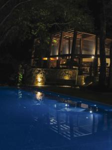 widok na basen w nocy w obiekcie Selvaje Lodge Iguazu w mieście Puerto Iguazú