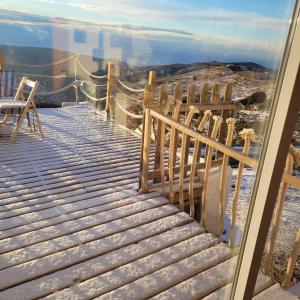 AlbondónにあるCortijo Saucilloの山の景色を望む木製の階段