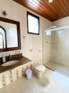 a bathroom with a toilet sink and a shower at Hostel Villa Virtudes in Serra