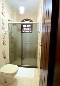 a bathroom with a toilet and a shower at Hostel Villa Virtudes in Serra