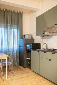 Casa Vacanze Partenope في نابولي: مطبخ مع طاولة وغرفة طعام