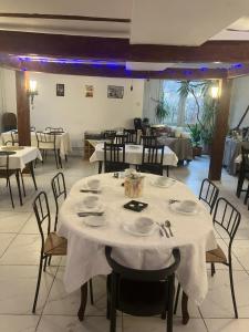Restaurace v ubytování Pensiunea Deceneu