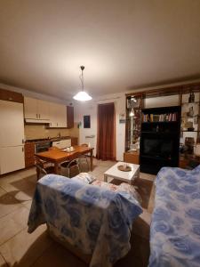 ein Wohnzimmer mit einem Sofa und eine Küche mit einem Tisch in der Unterkunft Sea House Rimini Fiera in Rimini