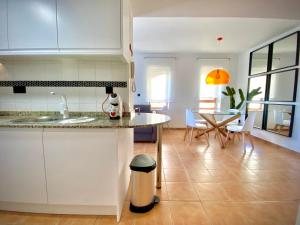 Kuchyň nebo kuchyňský kout v ubytování Renteando Albir Apartments