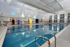 una grande piscina con acqua azzurra di Village Hotel Hull a Hull