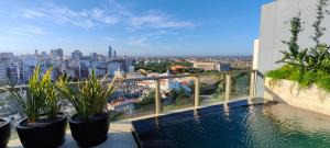 una piscina en el balcón de un edificio con plantas en Estudio Deco Armani Recoleta en Buenos Aires