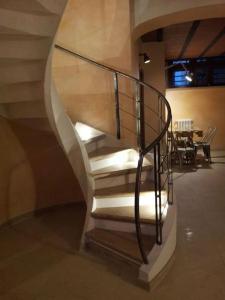 una escalera de caracol en un edificio con una mesa en AL LOFT, Centro Storico en Prato
