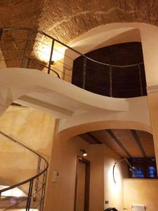 Habitación con escalera de caracol en un edificio en AL LOFT, Centro Storico en Prato