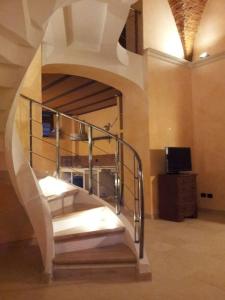 escalera de caracol en una habitación con TV en AL LOFT, Centro Storico en Prato