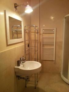 y baño con lavabo, espejo y ducha. en AL LOFT, Centro Storico en Prato